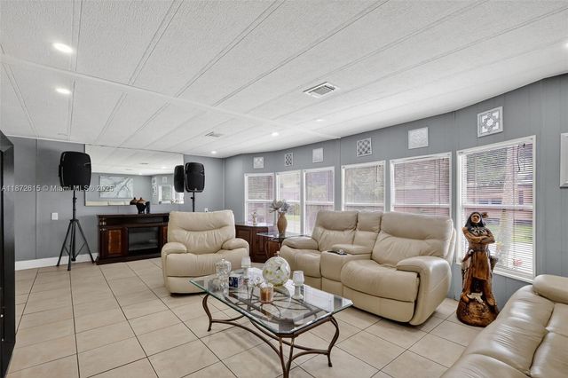 21831 S Heritage Cir, Pembroke Pines, FL 33029