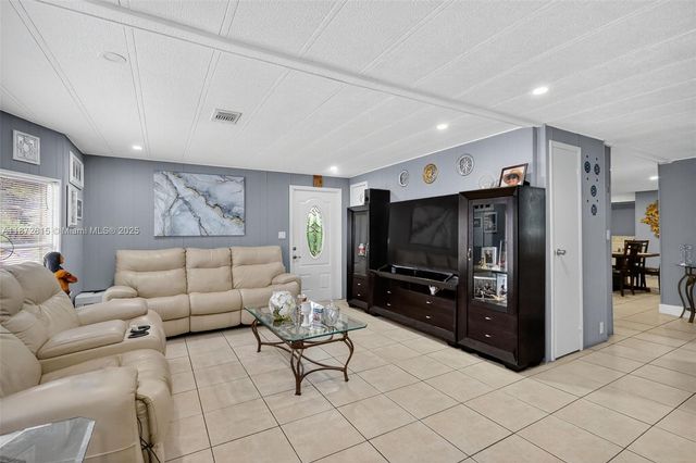 21831 S Heritage Cir, Pembroke Pines, FL 33029