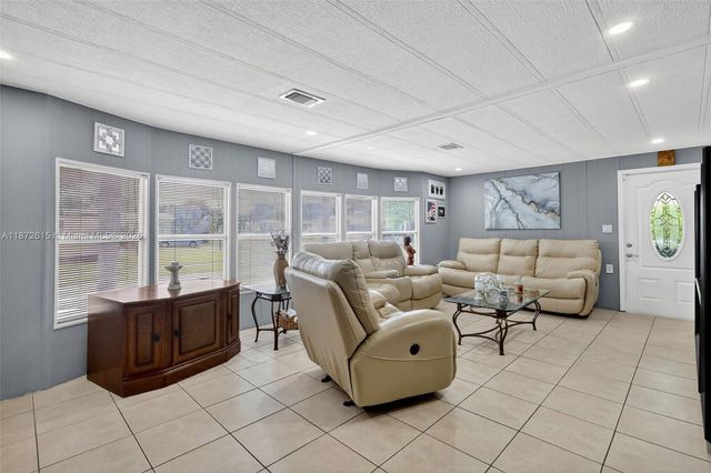 21831 S Heritage Cir, Pembroke Pines, FL 33029