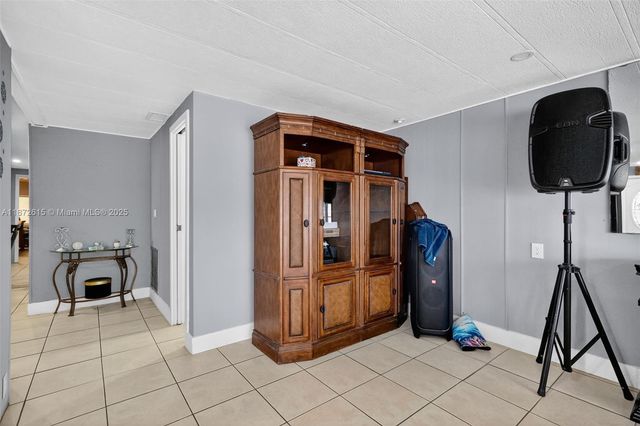 21831 S Heritage Cir, Pembroke Pines, FL 33029