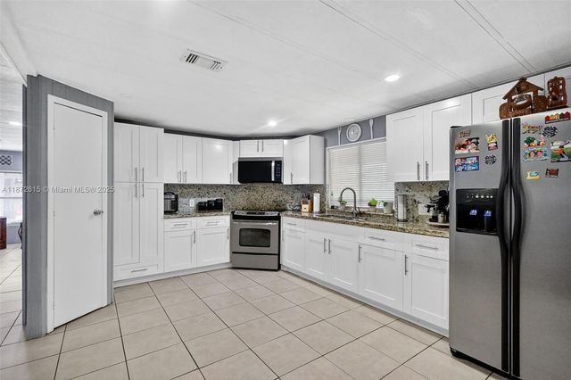 21831 S Heritage Cir, Pembroke Pines, FL 33029