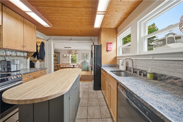 15 Kardway Street, South Kingstown, RI 02879