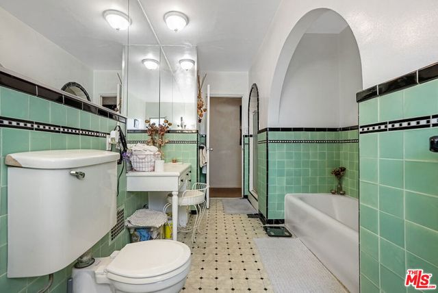 452 Smithwood Drive, Beverly Hills, CA 90212