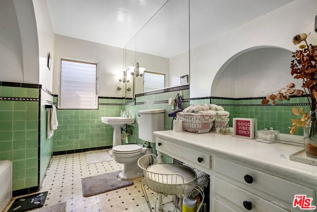 452 Smithwood Drive, Beverly Hills, CA 90212