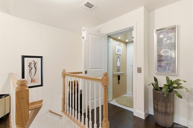 28 Steven Circle, Dix Hills, NY 11746