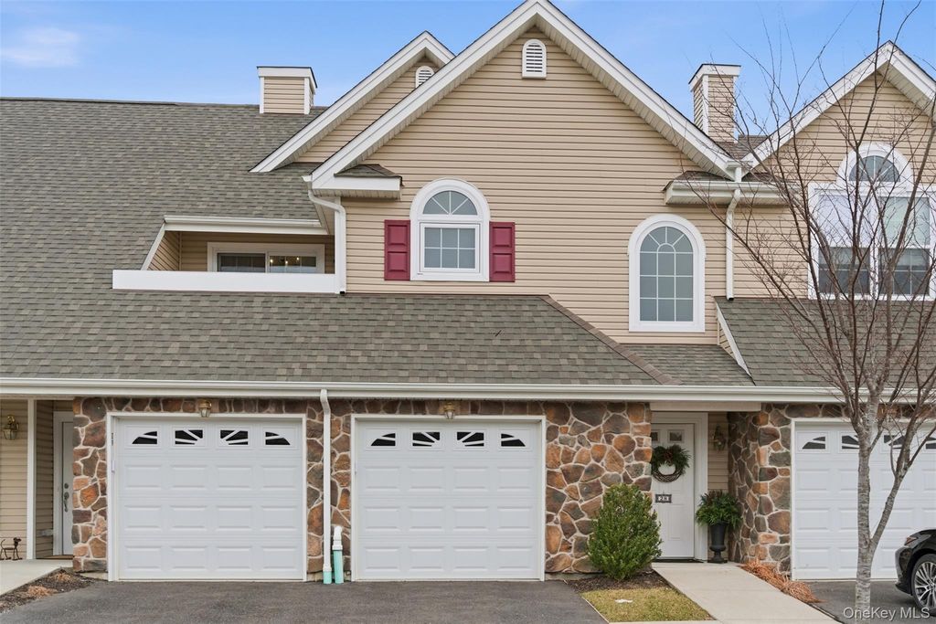 28 Steven Circle, Dix Hills, NY 11746