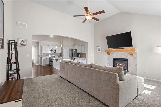 9504 N Lenox Place, Kansas City, MO 64154