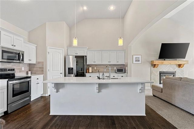 9504 N Lenox Place, Kansas City, MO 64154