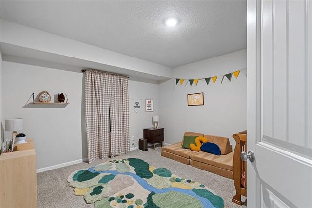 9504 N Lenox Place, Kansas City, MO 64154