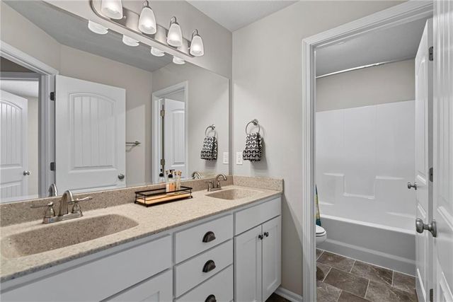 9504 N Lenox Place, Kansas City, MO 64154