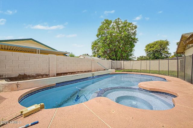 5641 W VOGEL Avenue, Glendale, AZ 85302