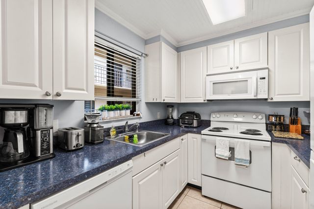 890 N Federal Highway 311, Lantana, FL 33460