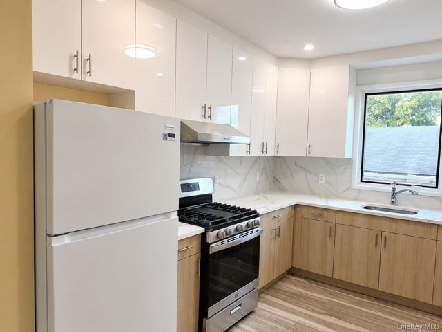 164-16 75th Road 2nd Floor, Fresh Meadows, NY 11366