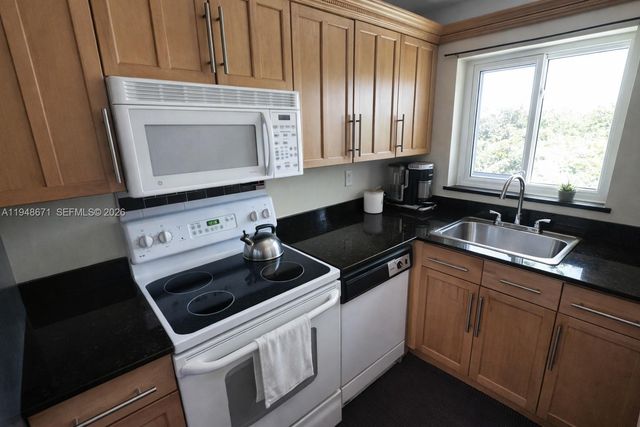 1965 SE 5th Court 203, Pompano Beach, FL 33060