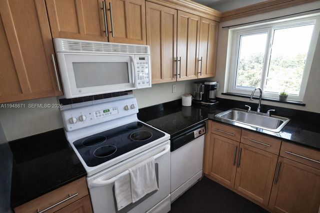 1965 SE 5th Court 203, Pompano Beach, FL 33060