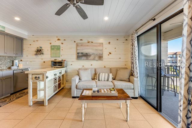 40 Folly Field Rd Apt B212, Hilton Head Island, SC 29928