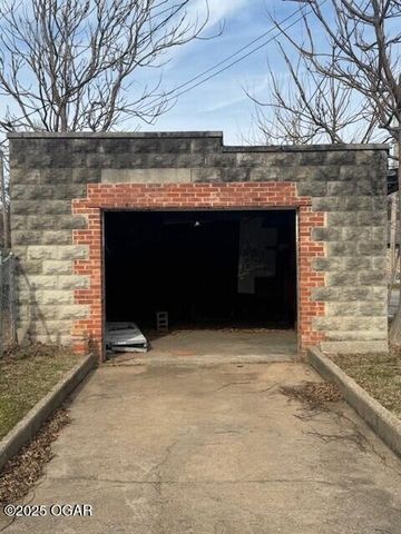 911 W 2nd Street, Joplin, MO 64801