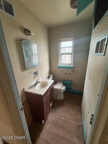 911 W 2nd Street, Joplin, MO 64801