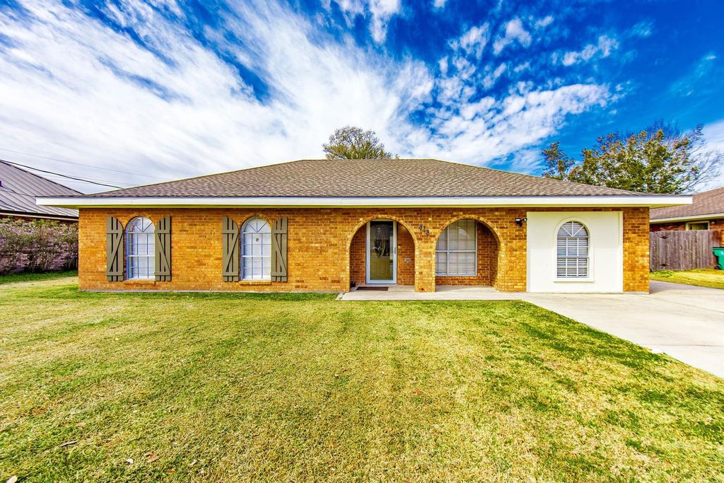 818 Oak Lane, Thibodaux, LA 70301