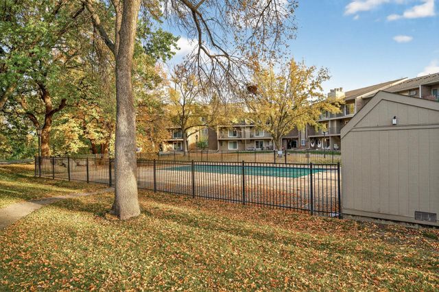 3850 Plymouth Boulevard 117, Plymouth, MN 55446