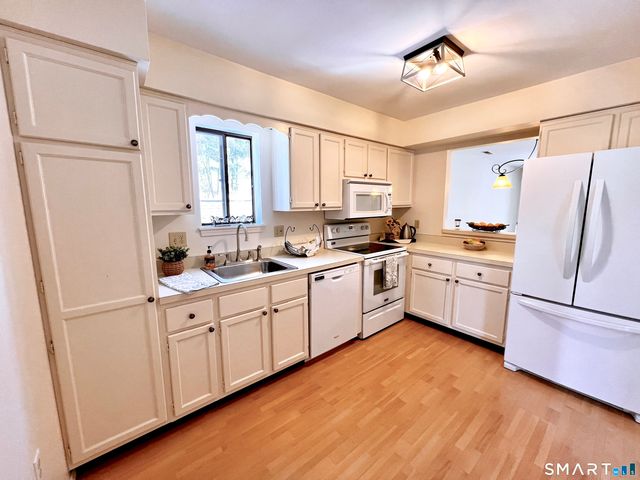 35 Nutmeg Road Apt D1, Middlebury, CT 06762