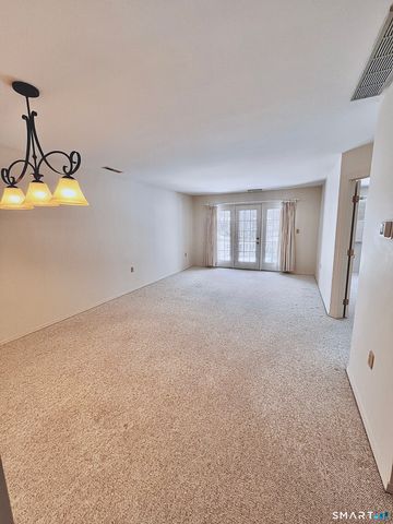 35 Nutmeg Road Apt D1, Middlebury, CT 06762