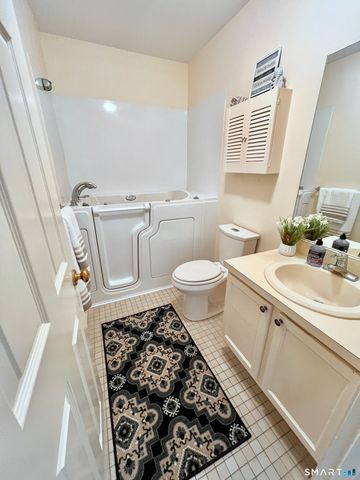 35 Nutmeg Road Apt D1, Middlebury, CT 06762