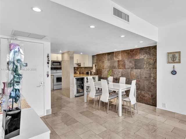 20335 W Country Club Dr 310, Aventura, FL 33180