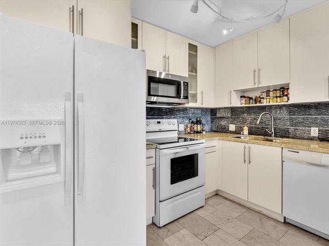 20335 W Country Club Dr 310, Aventura, FL 33180