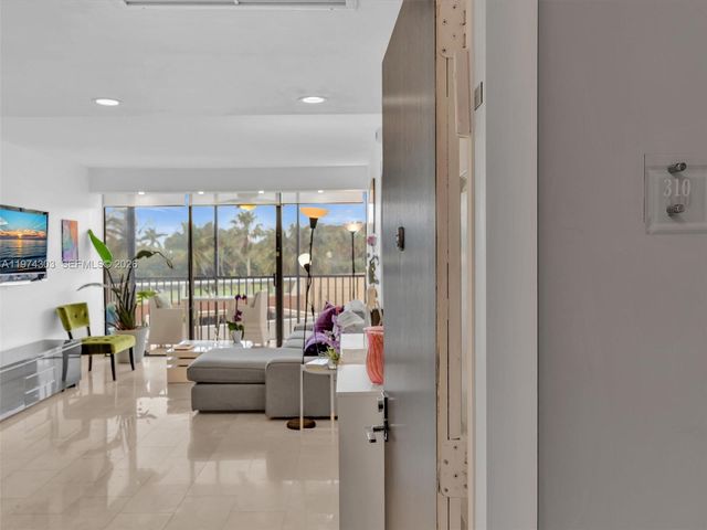 20335 W Country Club Dr 310, Aventura, FL 33180