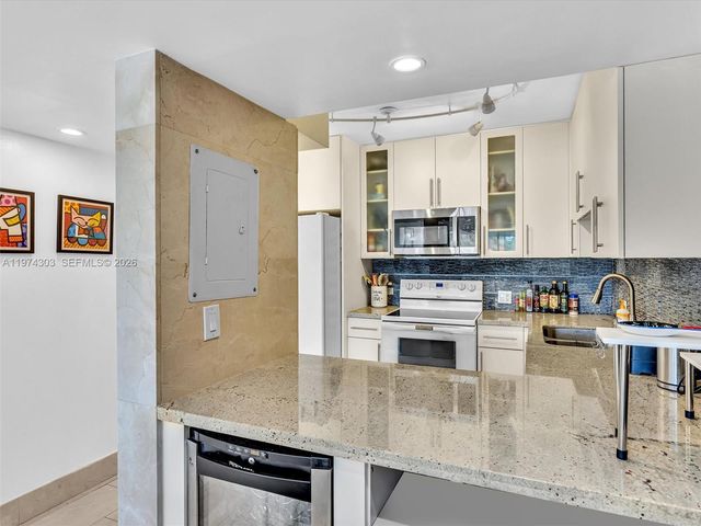 20335 W Country Club Dr 310, Aventura, FL 33180