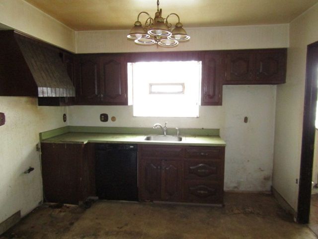 219 Camp Ave, Braddock, PA 15104