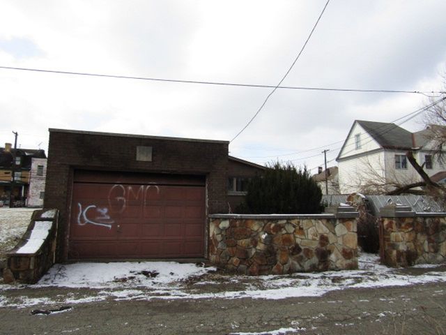 219 Camp Ave, Braddock, PA 15104