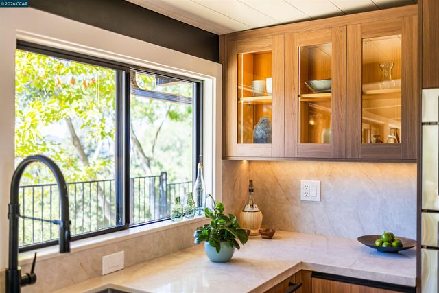 742 Miner Rd, Orinda, CA 94563