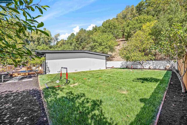 742 Miner Rd, Orinda, CA 94563