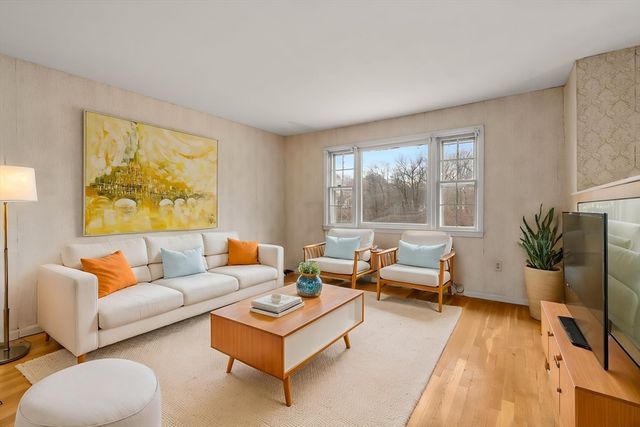 2 Simpson Dr, Framingham, MA 01701