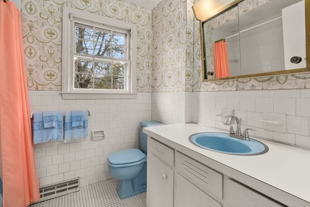 2 Simpson Dr, Framingham, MA 01701