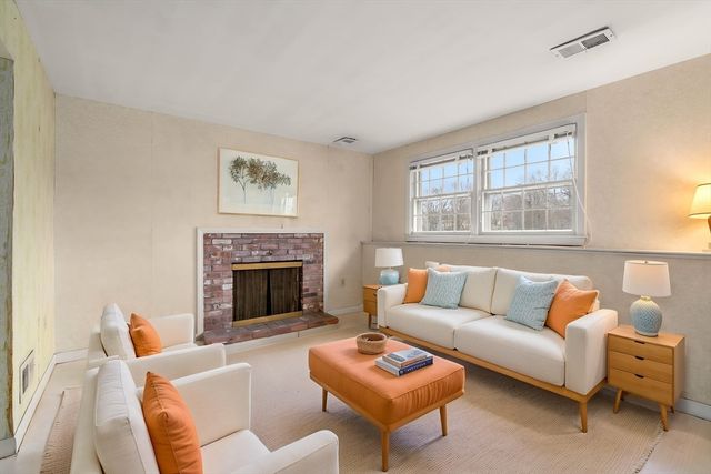 2 Simpson Dr, Framingham, MA 01701