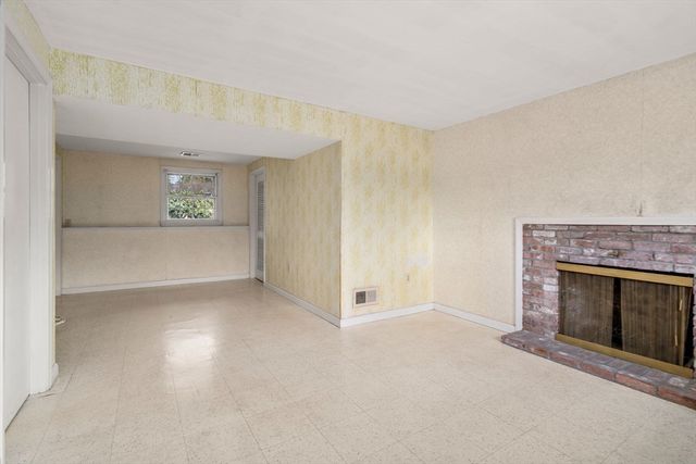 2 Simpson Dr, Framingham, MA 01701