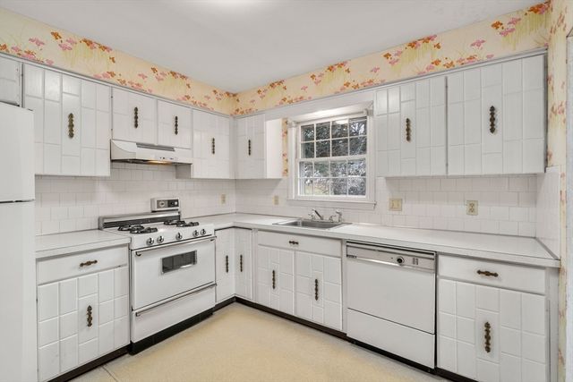 2 Simpson Dr, Framingham, MA 01701