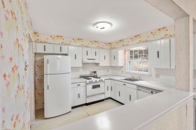 2 Simpson Dr, Framingham, MA 01701