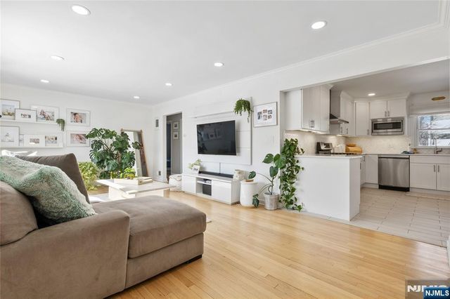 10 Homestead Road, Elmwood Park, NJ 07407