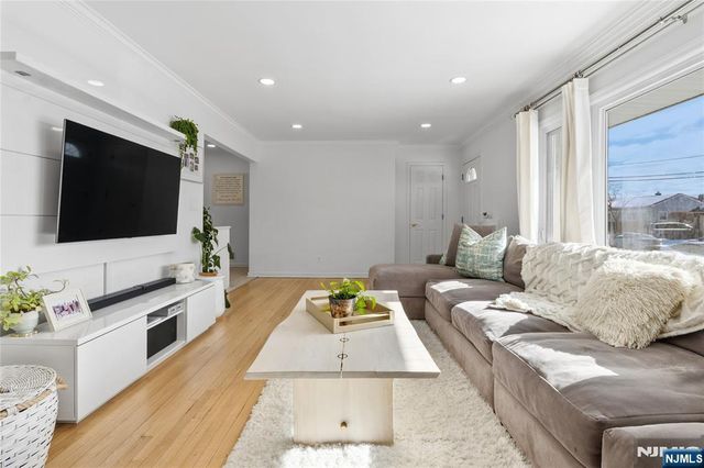10 Homestead Road, Elmwood Park, NJ 07407