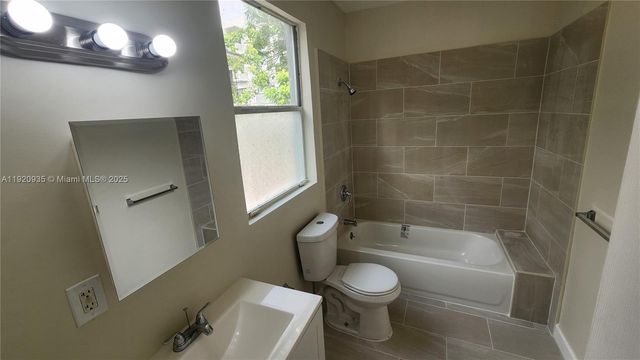 829 SW 3rd St, Miami, FL 33130