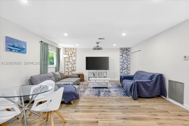 3211 Calle Largo Dr, Hollywood, FL 33021