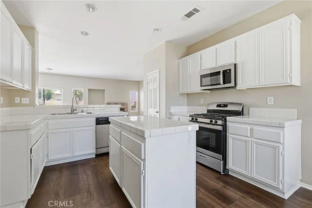 2011 Astor Court, Lancaster, CA 93536