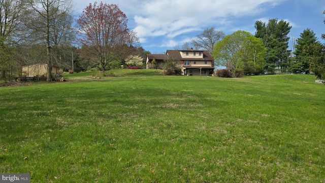 2735 KUTZTOWN RD, Pennsburg, PA 18073