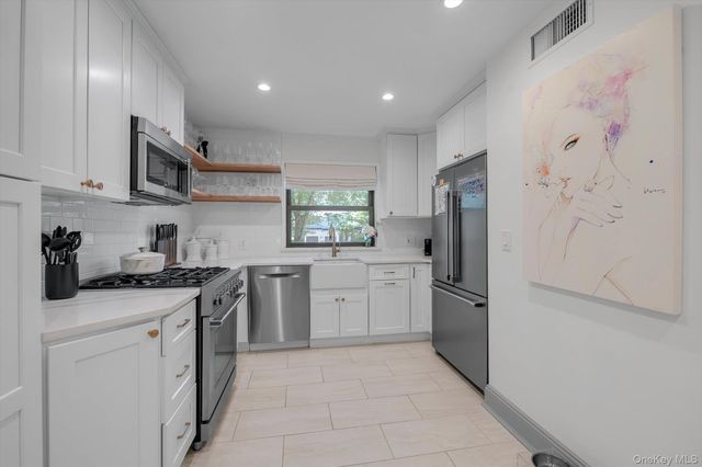 15 High Oaks Court, Huntington, NY 11743