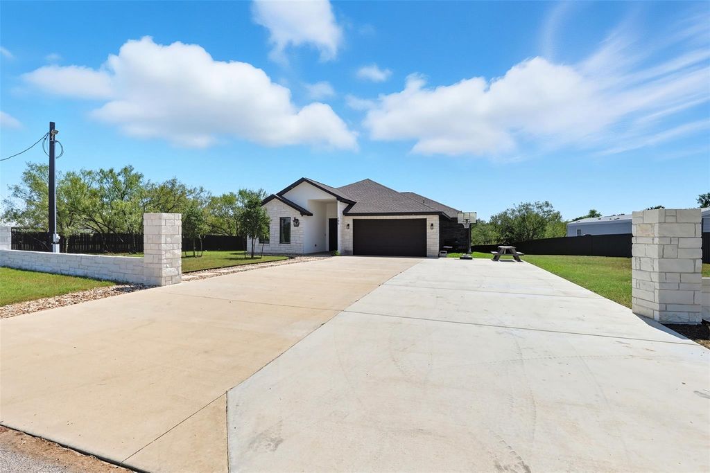 195 Blushing DR, Cedar Creek, TX 78612