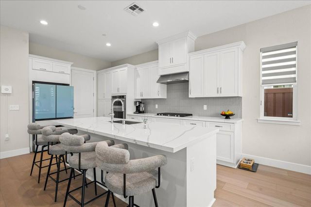 4211 Meadow Crest Dr, Folsom, CA 95630